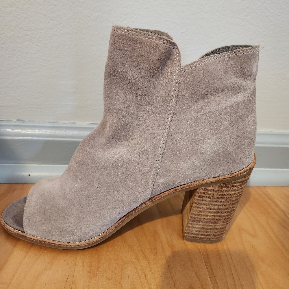 NEW,Dolce Vita Suede Booties. SIZE 9.5